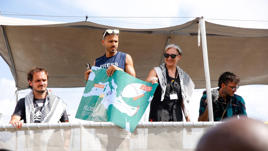 La activista y ex alcaldesa de Barcelona Ada Colau durante la despedida a la Global Sumud Flotilla en el Puerto de Barcelona, a 31 de agosto de 2025, en Barcelona, Catalunya (España).