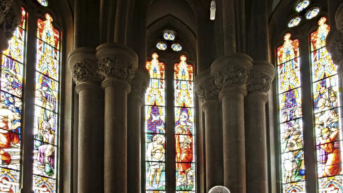 Un elemento de innegable protagonismo en el templo son sus impresionantes vidrieras trenzadas, magníficos vitrales de estilo neogótico