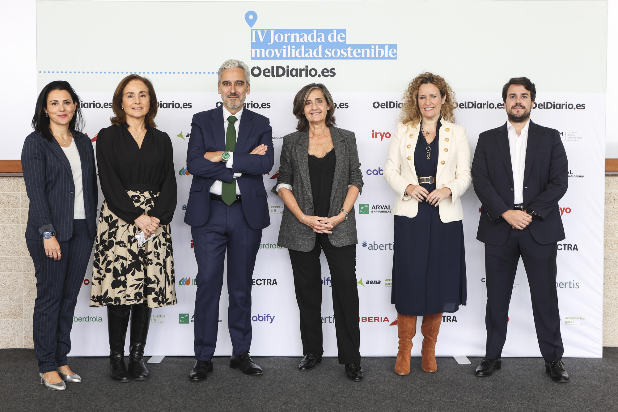 Participantes de la mesa 'Movilidad urbana y vehículo eléctrico: construyendo las ciudades del futuro'