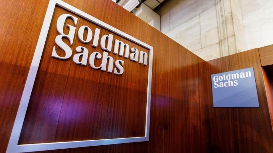 En la imagen, una mesa con el logo del banco estadounidense Goldman Sachs.