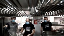 Variostrabajadores en las cocinas del hotel de lujo Four Seasons de Madrid.