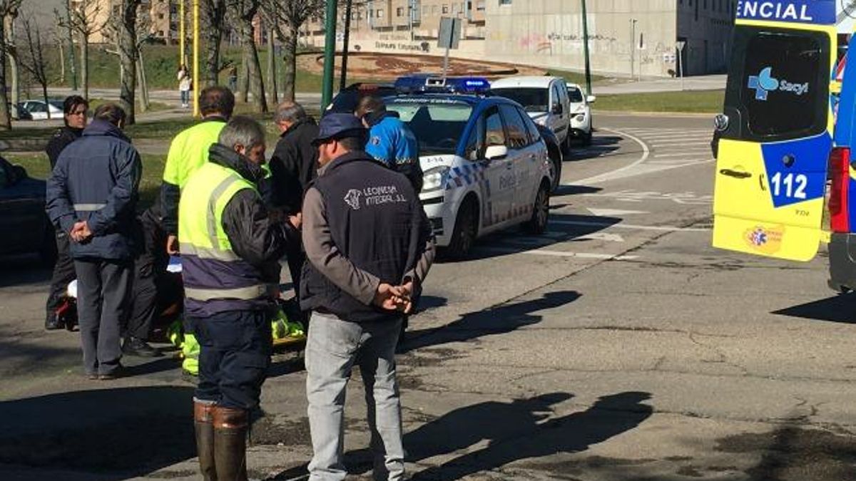 Imagen de archivo de un accidente de tráfico en el Campus de Vegazana, en la Universidad de León.