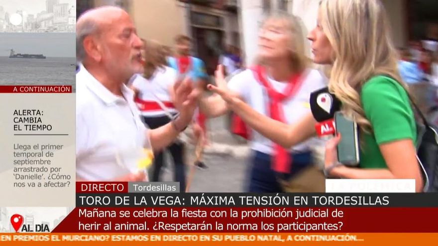 Atacan a un equipo de 'Cuatro al día' mientras informaba del Toro de la Vega: "¡Fuera de aquí!"