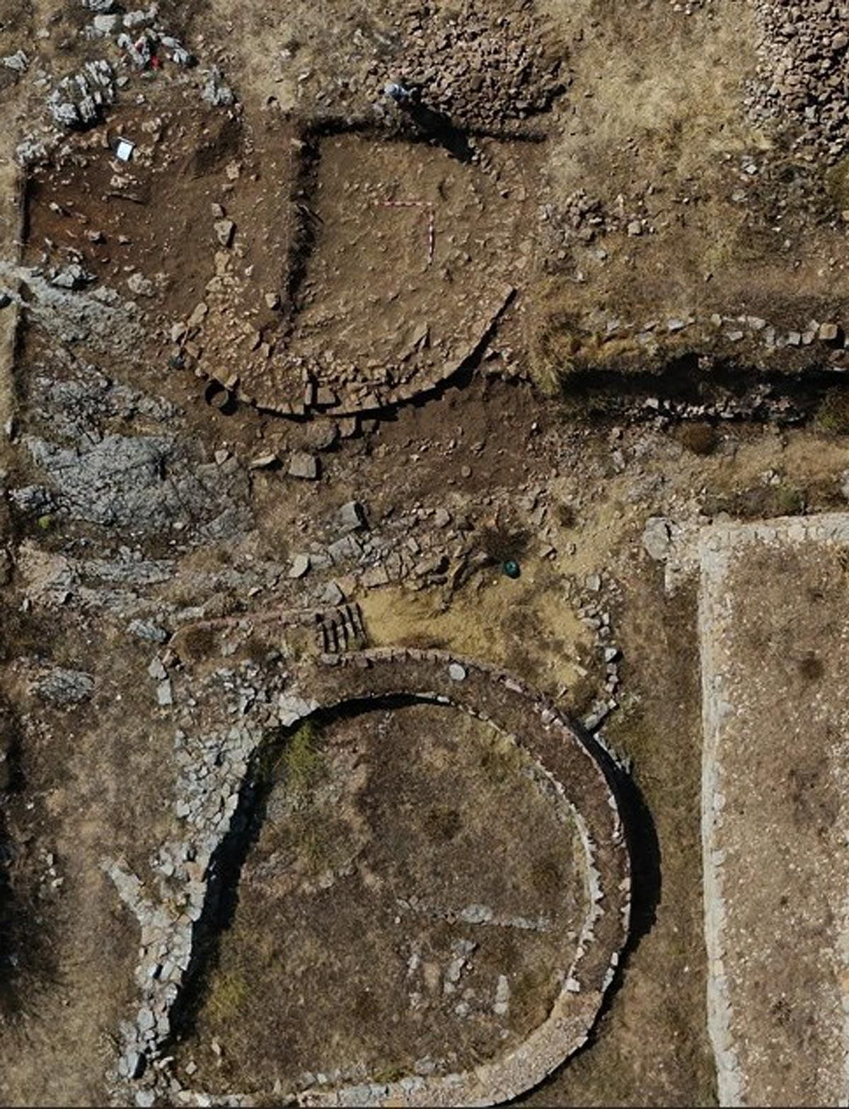 Las dos estructuras de tipo religioso descubiertas en 2025 en el Castro de La Peña de la Ercina.