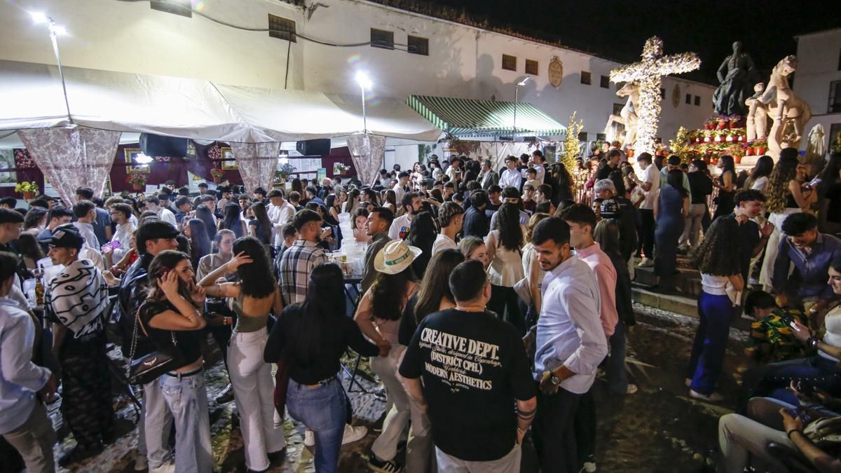 Ambiente nocturno de las Cruces de Mayo en el Triunfo de San Rafael