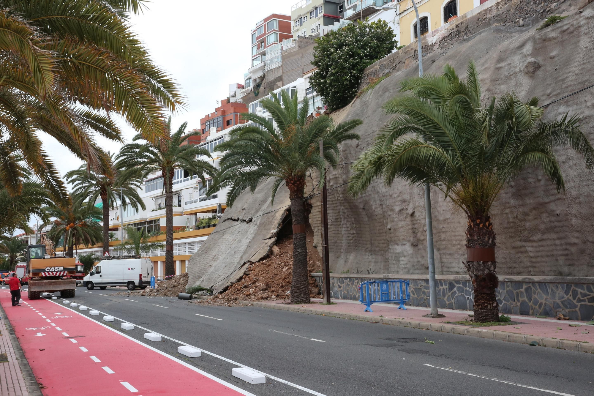 Así se encuentra el paseo de Chil tras el derrumbe de esta madrugada