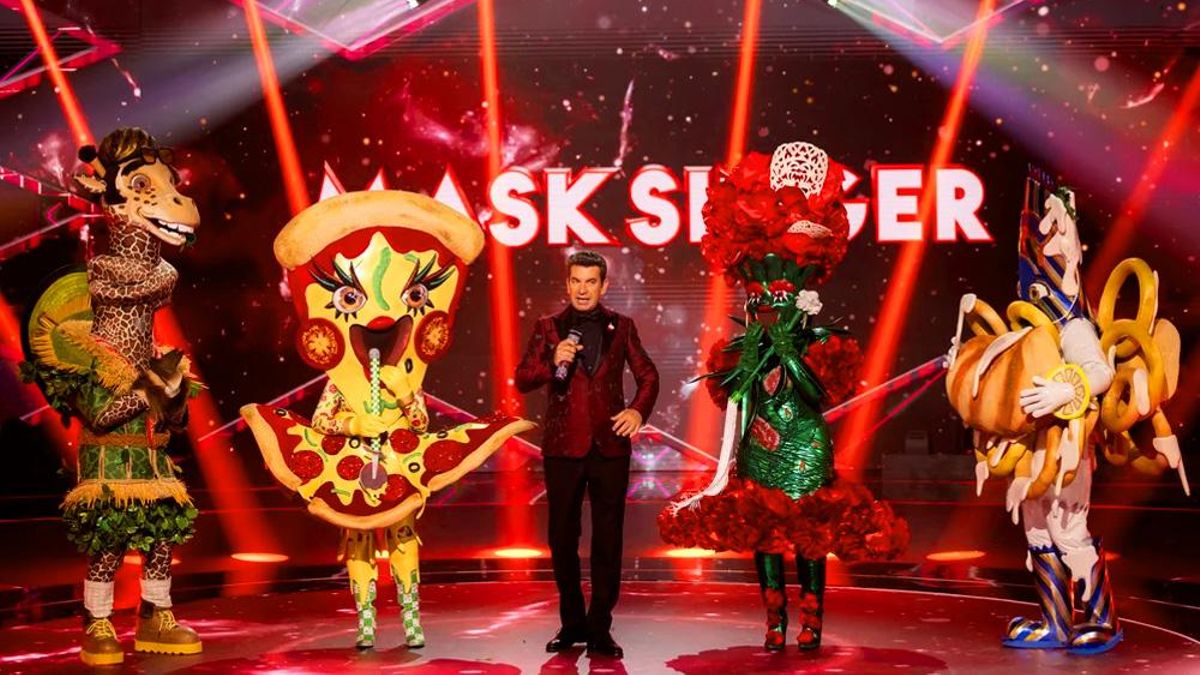 Imagen de Arturo Valls junto a las máscaras de 'Mask Singer'