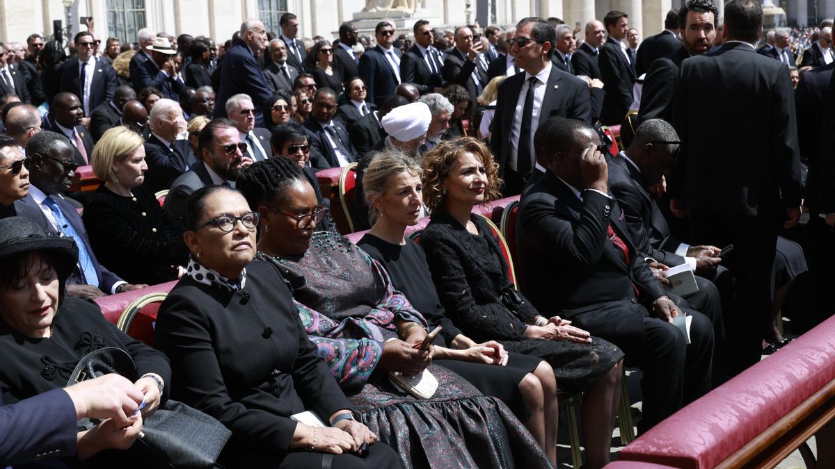 Las vicepresidentas del Gobierno, Yolanda Díaz y María Jesús Montero, en la ceremonia. Son parte de la delegación española, encabezada por los reyes y de la que también han formado parte el ministro de Presidencia, Félix Bolaños, y el presidente del PP, Alberto Núñez Feijóo.