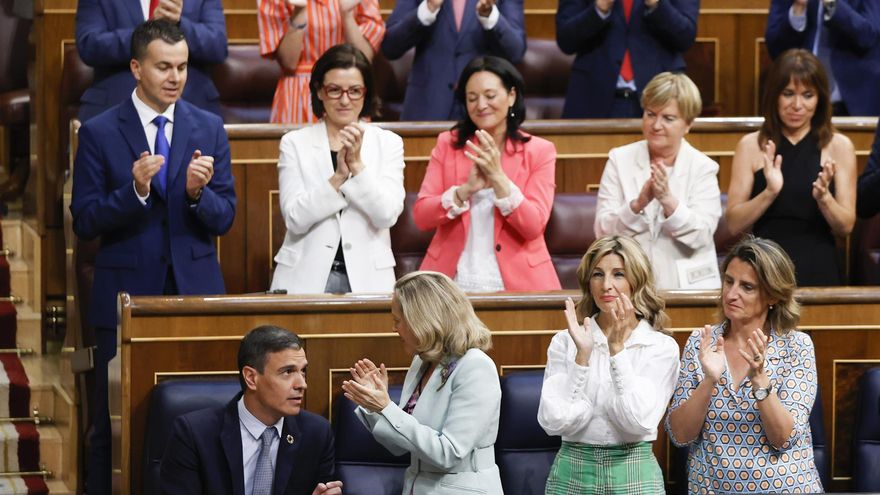 El presidente del Gobierno, Pedro Sánchez (i, abajo), recibe la ovación de la bancada socialista tras su intervención ne el debate sobre el estado de la nación que comienza este martes en el Congreso.