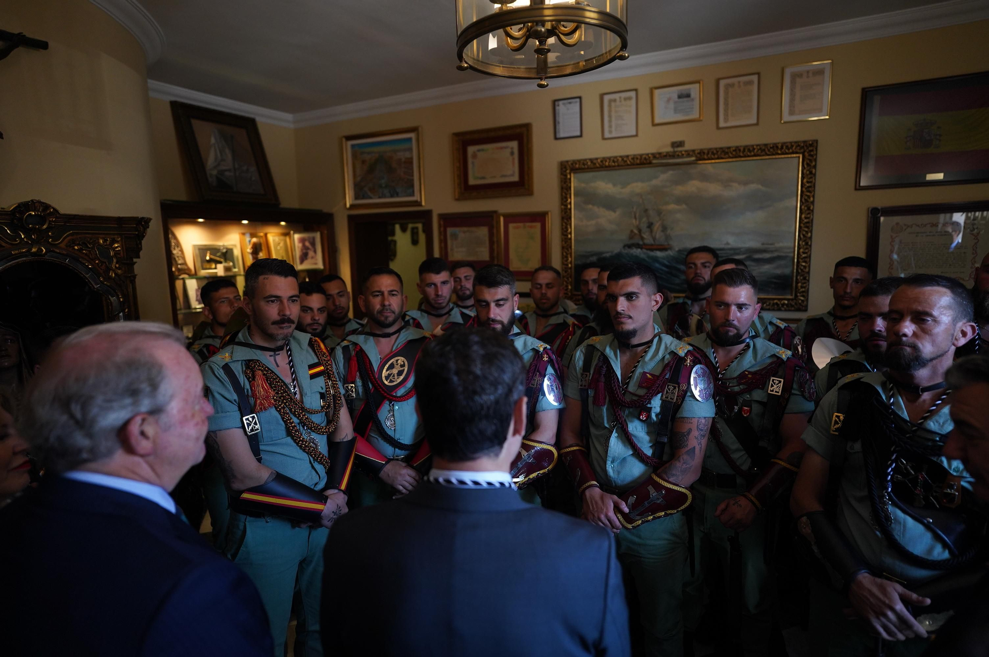Moreno y los legionarios de escolta al Cristo de la Buena Muerte en Málaga.