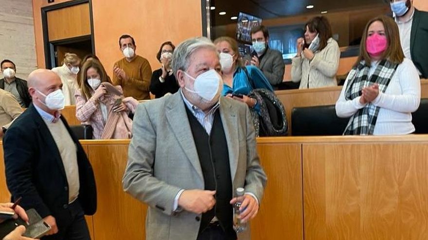 Toscano abandona el salón de plenos seguido del que será nuevo alcalde, Francisco Rodríguez.