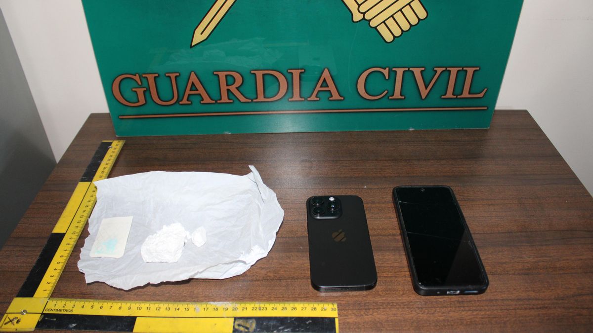 Cocaína y teléfonos móviles interceptados por la Guardia Civil
