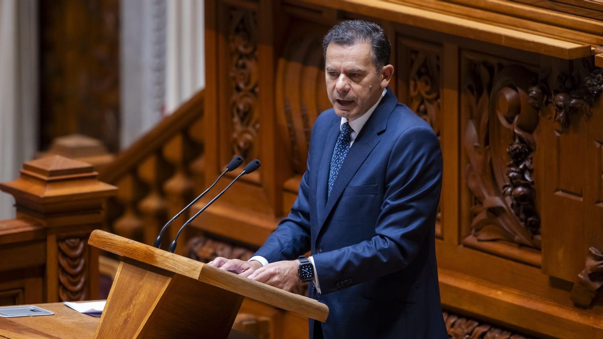 El primer ministro portugués, Luís Montenegro, durante una intervención parlamentaria.