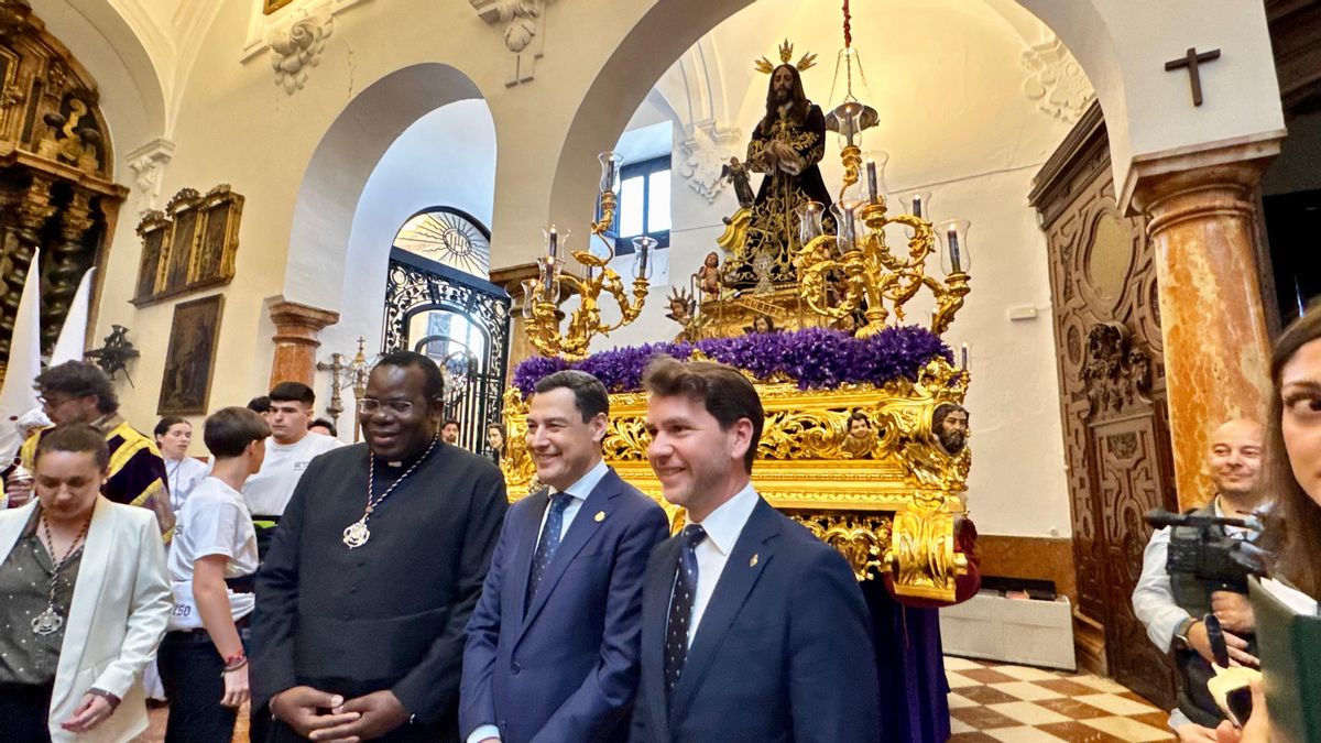 El presidente de la Junta de Andalucía, Juama Moreno, visita la hermandad de Nuestro Padre Jesús Preso en Cabra (Córdoba).