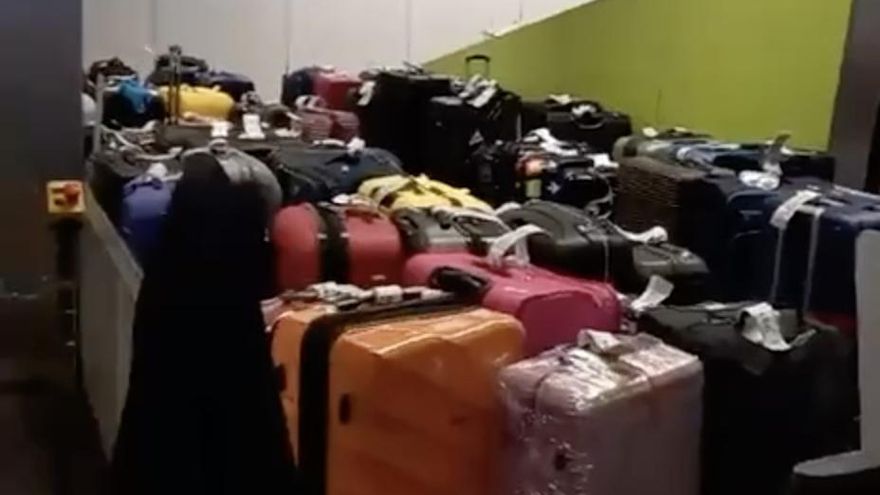 Más de 4.500 maletas se acumulan en Gran Canaria por la huelga de 'handling' de Iberia, según CCOO