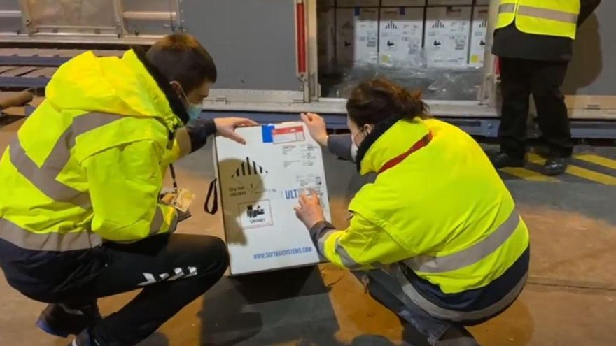 El Gobierno anuncia la llegada a España de las más de 350.000 vacunas de Pfizer - POOL