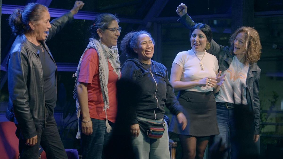 Claudia “Negra” Albornoz, Deolinda Carrizo, Dina Sánchez y Sofía Viola junto a Ana Cacopardo, a cargo de la conducción del ciclo "Destellos en la oscuridad".