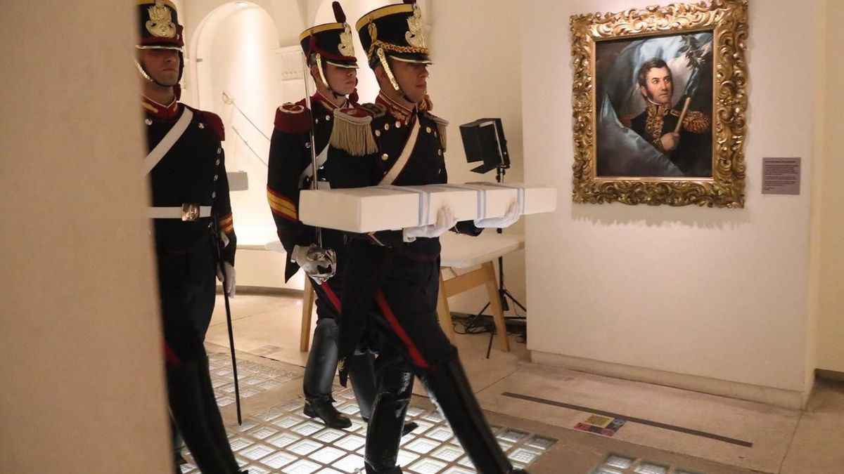 El adiós al sable corvo de San Martín, entre la emoción popular y la expectativa por el discurso de Milei