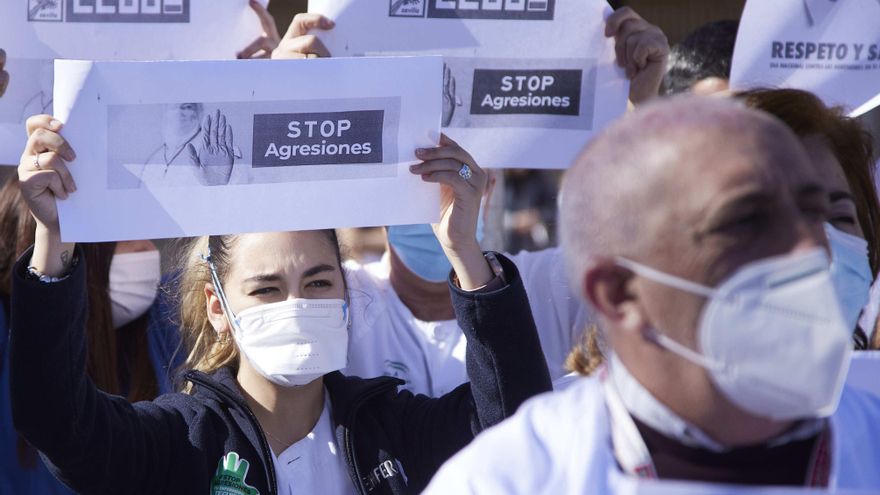 Las mujeres copan el 71% de las 1.200 agresiones sufridas por el personal sanitario en Andalucía