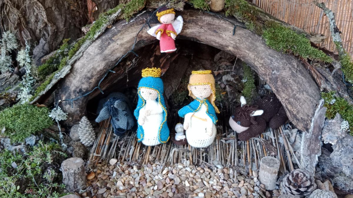 La Milla del Páramo estrena un Belén de lana en un bosque recuperado por vecinos jubilados