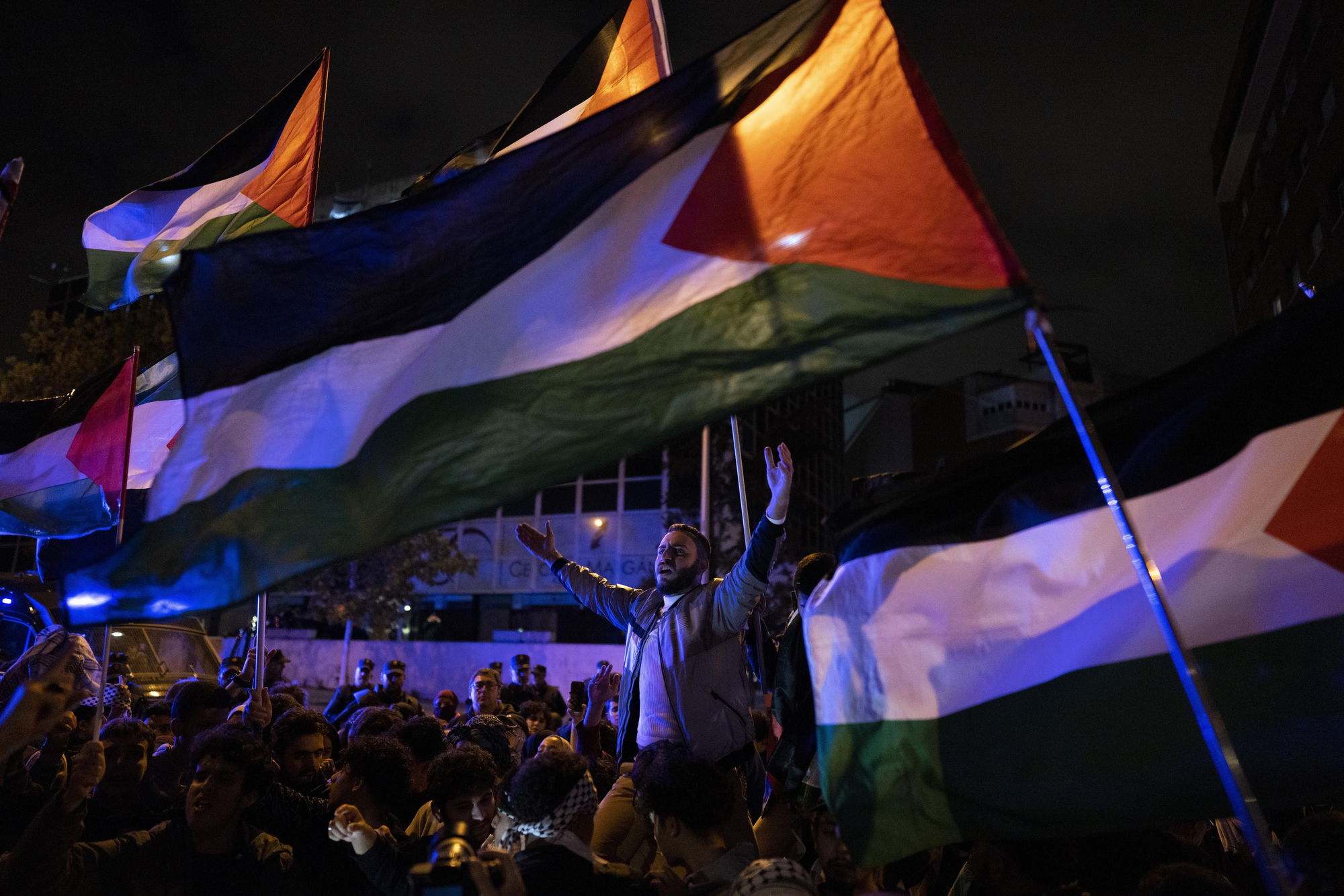 Cientos de personas en la concentracion "Detengamos la masacre en Gaza"  frente a la embajada de Israel en Madrid.  18/10/2023