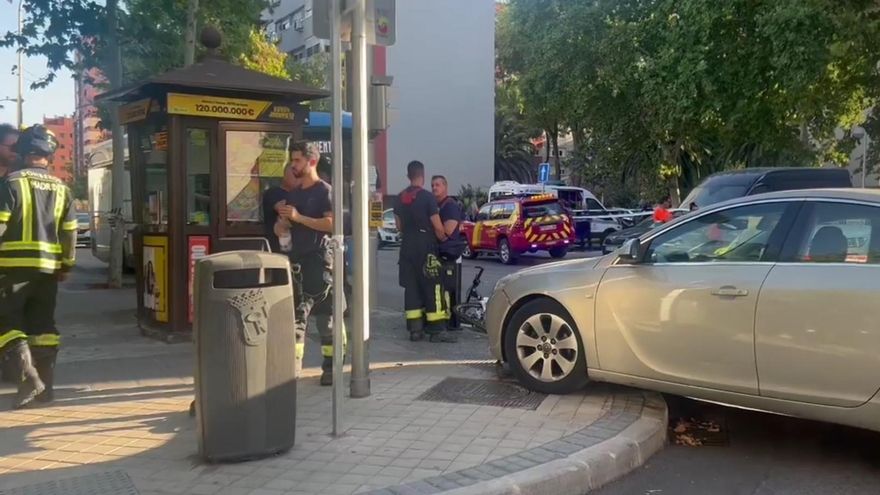 Una mujer pierde el control de su coche, golpea un kiosco y atropella a cinco personas en Orcasitas