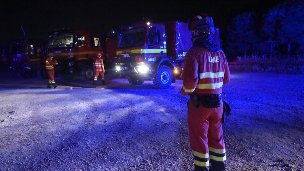 Varios efectivos de la UME colaboran en la extinción del incendio en Los Garres, a 2 de junio de 2026, en Murcia