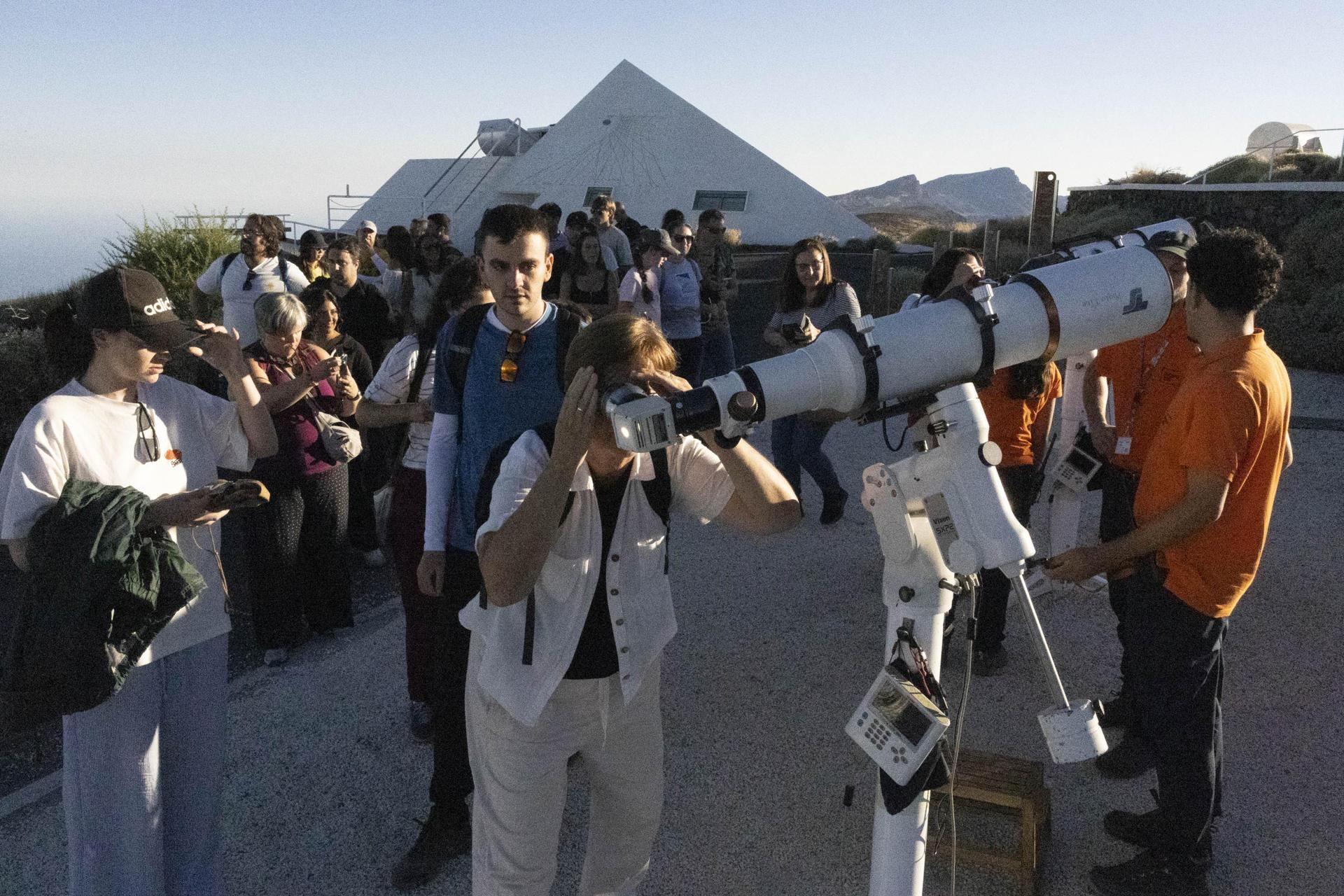 Varias personas contemplan desde el observatorio del Teide el eclipse solar de este miércoles, en un evento organizado por el Instituto de Astrofísica de Canarias.