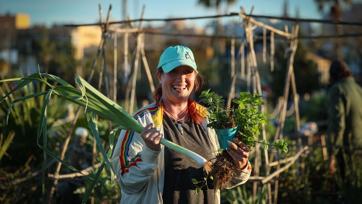 "El huerto hace comunidad en una isla tan turistificada": el proyecto que une a los vecinos de Ibiza
