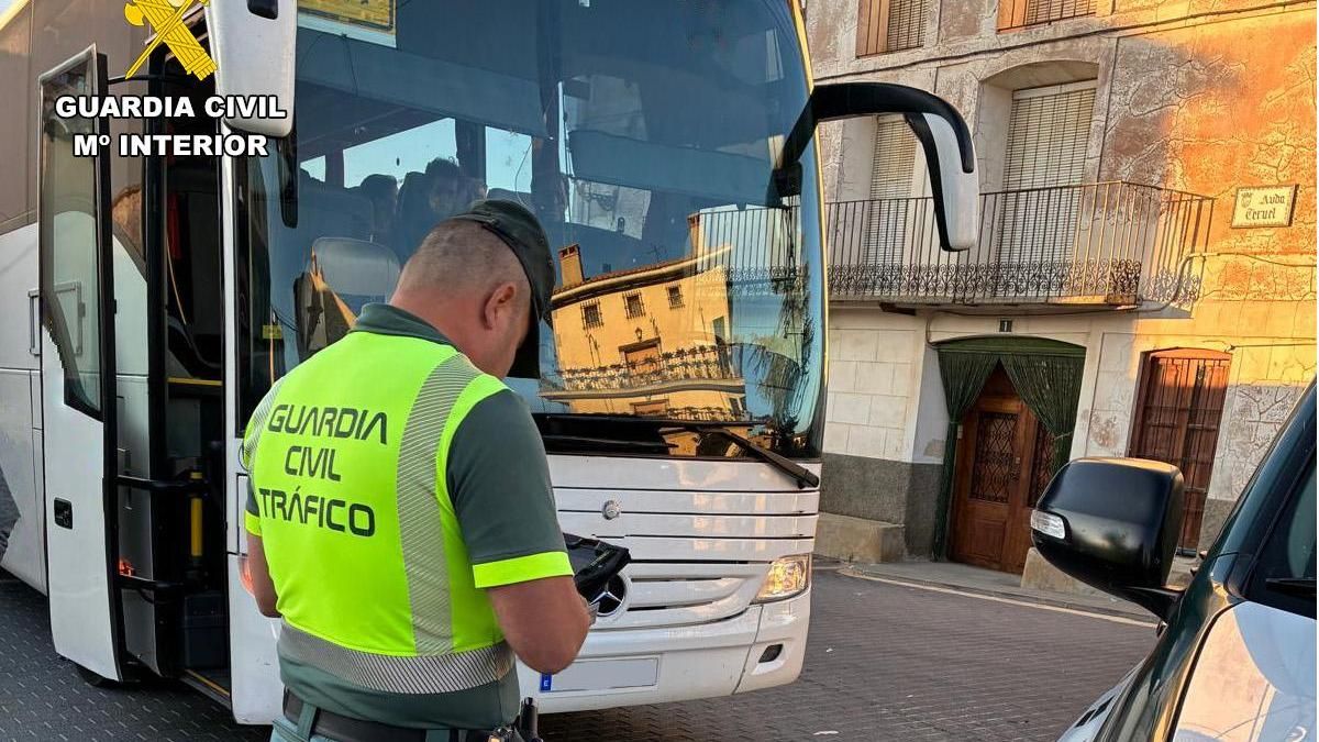 Denuncian en Teruel a un conductor de transporte escolar por circular bajo los efectos de drogas con exceso de pasajeros