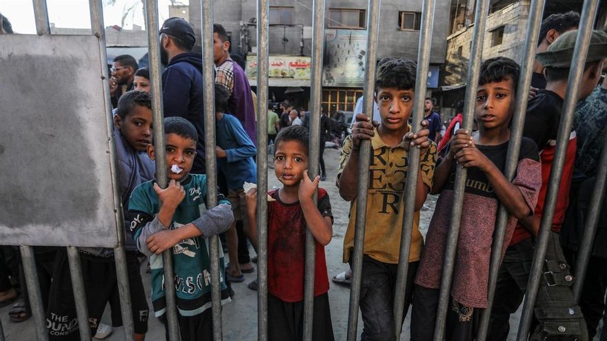 Las familias palestinas se preparan para recibir a sus familiares, encarcelados por Israel, este lunes en Jan Yunis