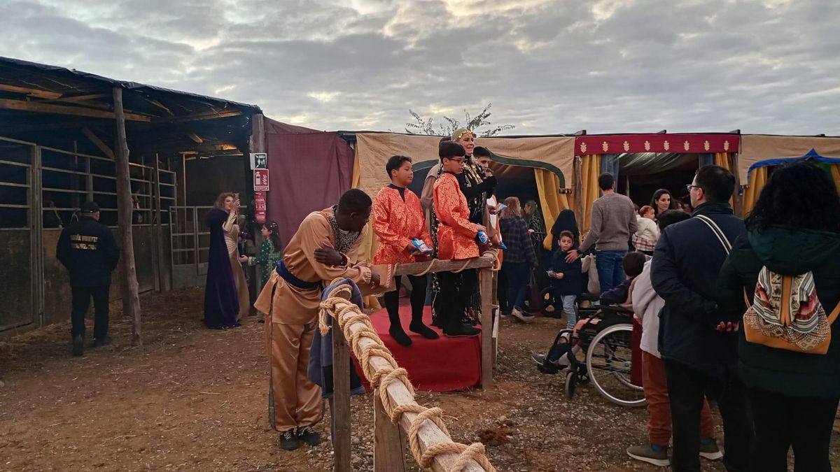 Uno de los jóvenes migrantes integrantes del dispositivo de CEAR en Sanlúcar de la Mayor participando en el Belén Viviente de 2025.