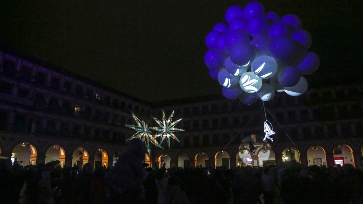 Espectáculo aéreo en la plaza de la Corredera