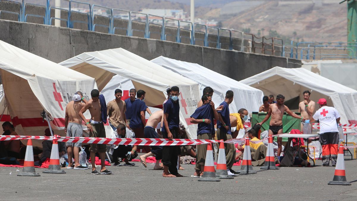 Más de un centenar de migrantes esperan en el muelle de Arguineguín a ser desplazados a plazas de acogida