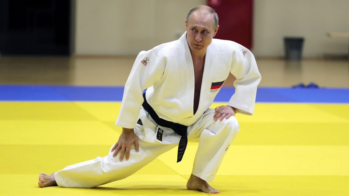 l presidente ruso, Vladimir Putin, asiste a una sesión de entrenamiento sobre tatami con el equipo nacional de judo de Rusia en febrero de 2019