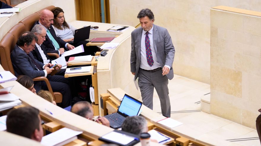 Un diputado de Vox rompe la disciplina de voto y vuelve a exhibir la fractura interna del partido en Cantabria