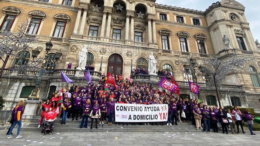 Concentración de delgadas de UGT ante el Ayuntamiento de Bilbao.