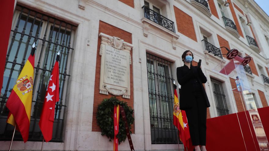 La presidenta de la Comunidad de Madrid, Isabel Díaz Ayuso, ante la sede de su ejecutivo. 