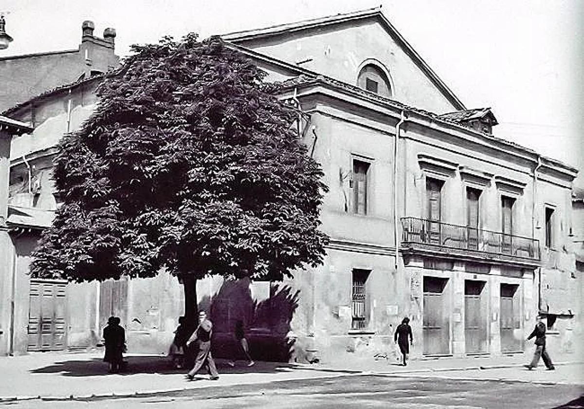 El castaño del Ayuntamiento Viejo cuando aún era el Teatro Principal en los años 30 del siglo XX.