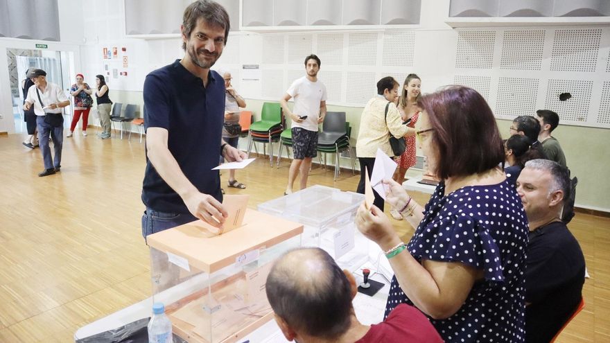 El portavoz de campaña de Sumar, Ernest Urtasun, depositando su voto.