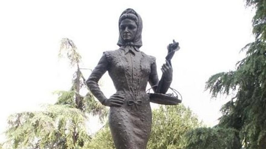 Cuando la ciudadanía de Madrid se opuso a la estatua de La Violetera por franquista y "cutre"