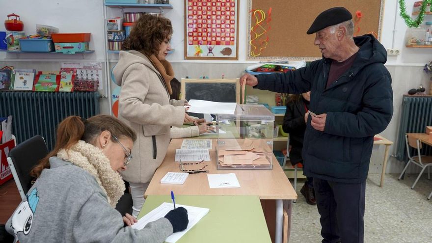 Varias personas acuden a votar en el colegio electoral ubicado en el Colegio Inés de Suárez de Plasencia el 21 de diciembre de 2025