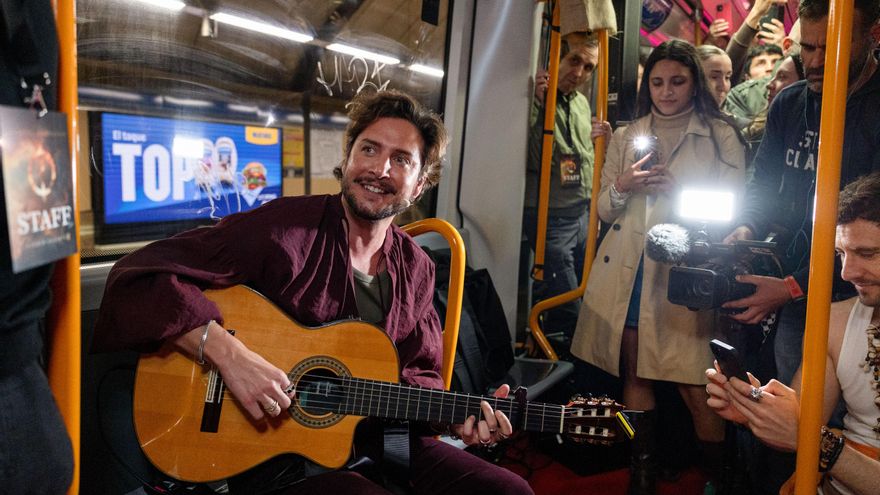 Manuel Carrasco convierte el Metro de Madrid en el escenario de su último disco