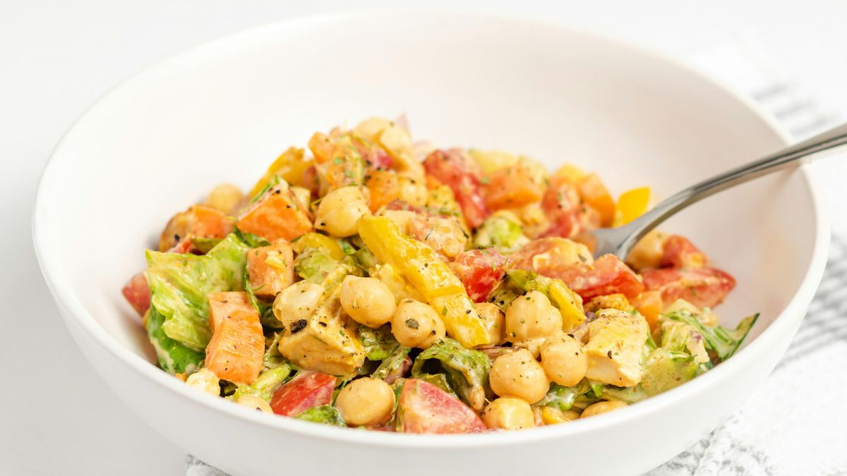 La combinación de legumbres con frutas, vegetales crudos, hierbas frescas o encurtidos aporta resultados equilibrados y fáciles de adaptar.