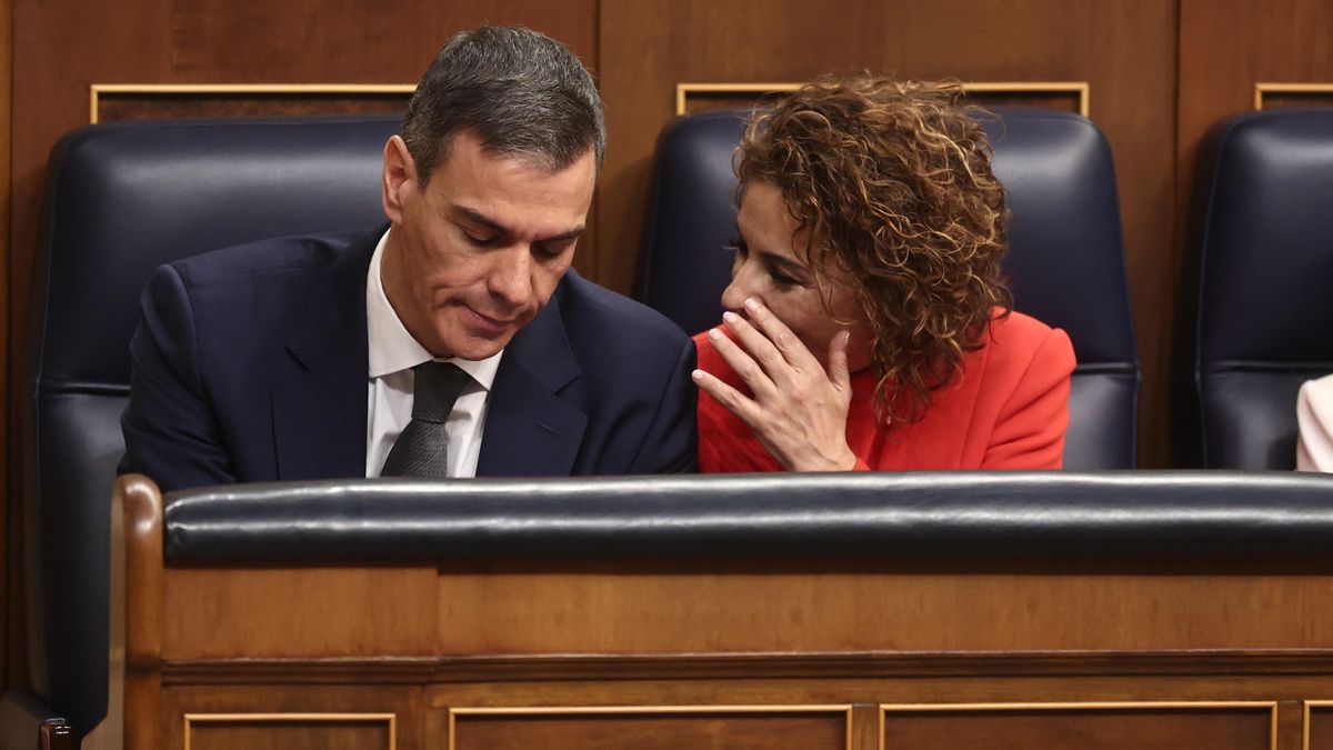 El presidente del Gobierno, Pedro Sánchez, y la vicepresidenta primera y ministra de Hacienda, María Jesús Montero
