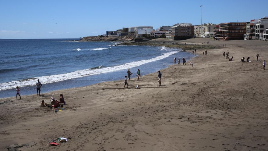 Dos agentes de la Policía Local de Telde saltan al mar para detener a un presunto ladrón