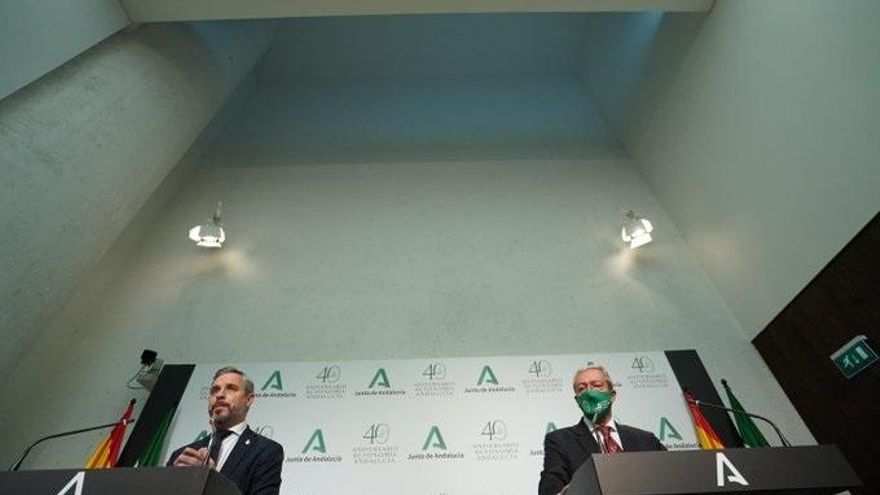 Los consejeros de Hacienda y Financiación Europea, Juan Bravo, y de Transformación Económica, Industria, Conocimiento y Universidades, Rogelio Velasco, tras la reunión semanal del Consejo de Gobierno