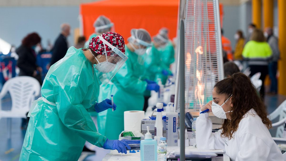 Una trabajadora sanitaria durante la realización de tests de antígenos