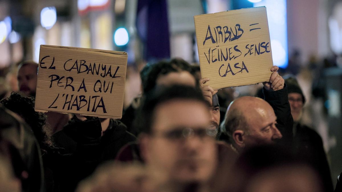 Un momento de la manifestación convocada por la plataforma ´Juntes per L´Habitatge´ que ha recorrido hoy sábado el centro de Valencia para reclamar el derecho a una vivienda digna.