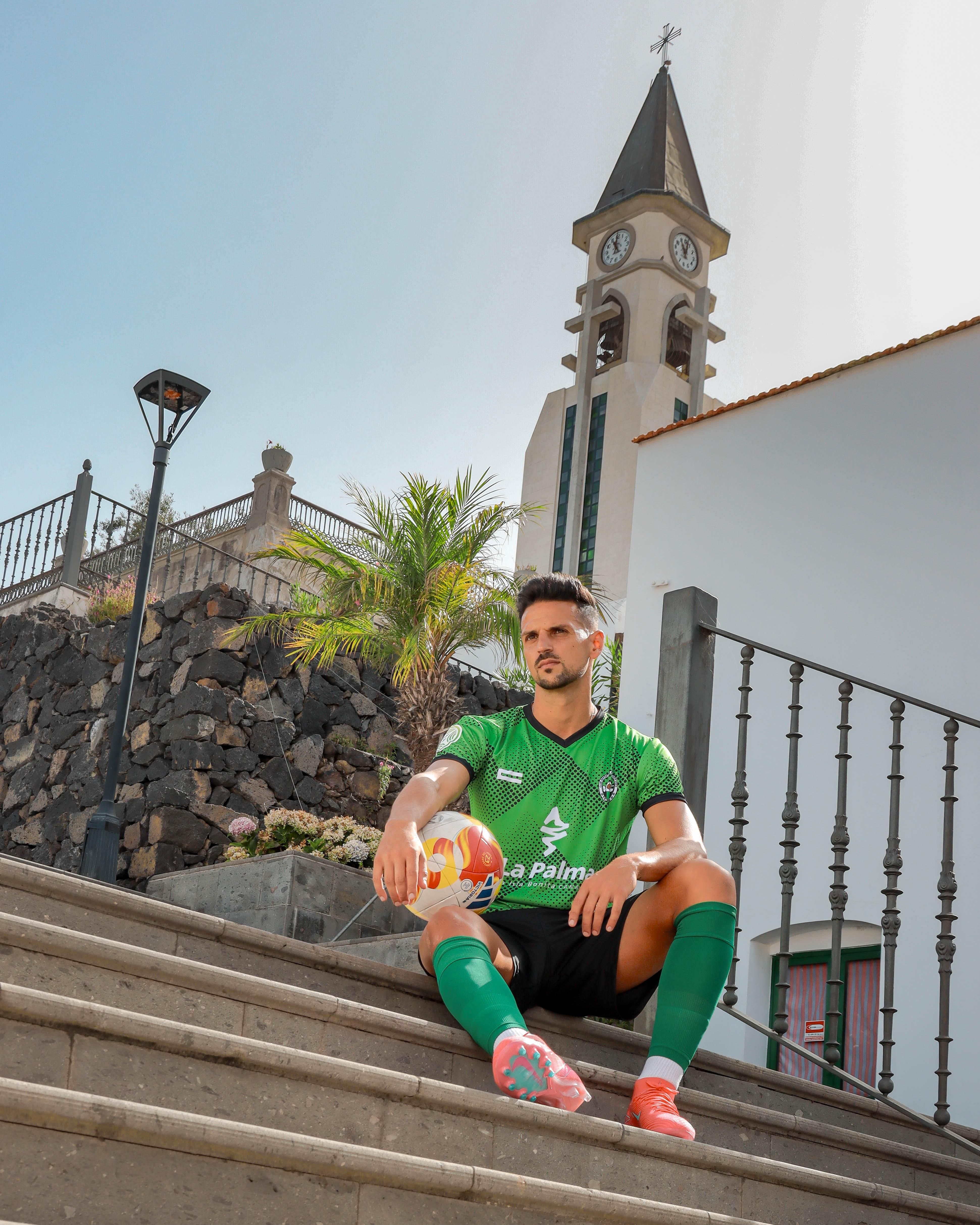 El Atlético Paso presenta su primera equipación para la temporada 2025/26.